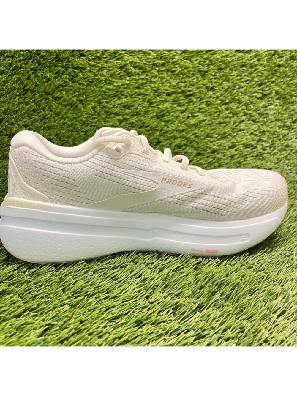 Brooks Ghost Max 2 Womens Size 8.5 Ivory White Athletic Running Shoes Sneakers - Picture 4 of 10